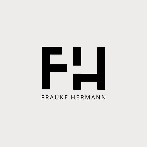 Ein minimalistisches Schwarz-Weiß-Logo mit den ineinander verschlungenen Buchstaben „fh“, begleitet vom Namen „frauke hermann“ in einfacher Typografie unten.