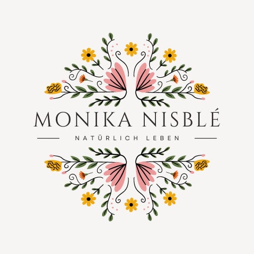 Elegantes florales Logo-Design mit symmetrischen Schmetterlingen und Blumen mit dem Text „monika nisble – natürlich leben“ in der Mitte.